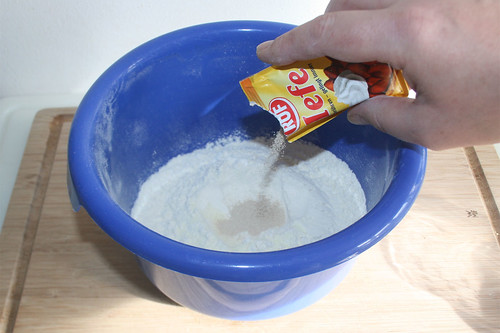 10 - Mehl, Salz & Hefe in Schüssel geben / Put flour, salt & yeast in bowl
