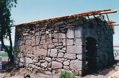 ANTES: O forno da Lavandeira durante a súa rehabilitación (Sandiás - Ourense) (Xullo 2000).