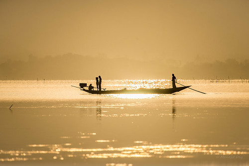 sunrise boat fishermen orissa chilikalake rambha odisha