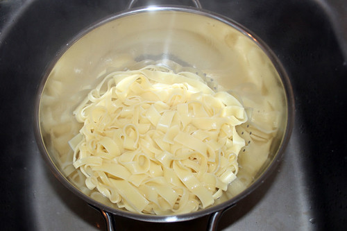 37 - Nudeln abtropfen lassen / Drain noodles