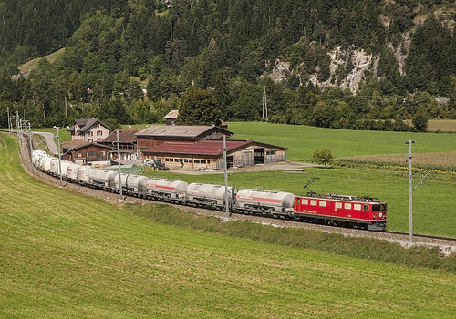 train suisse zug svizzera bahn treni rhb grigioni ge66ii