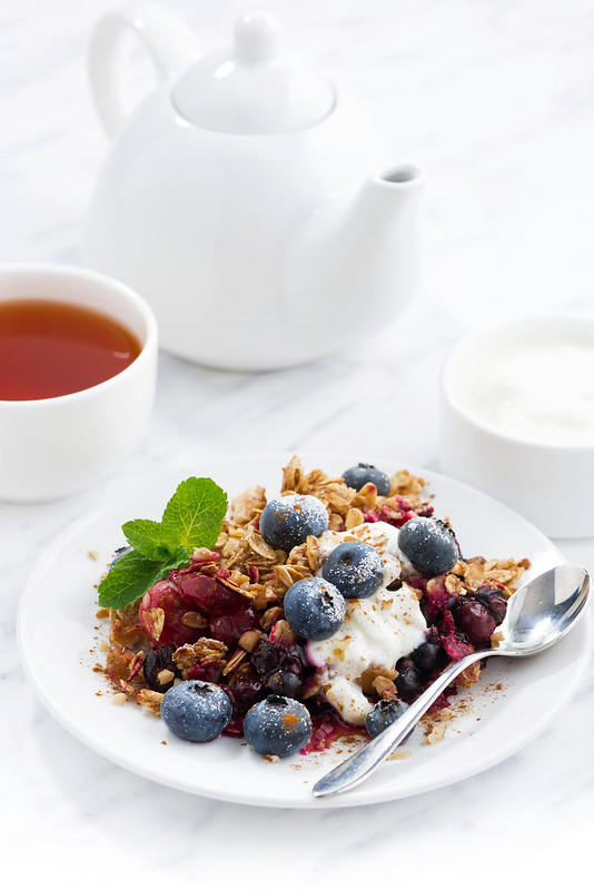 berry crumble with oatmeal