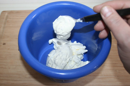 18 - Saure Sahne & Creme fraiche in Schüssel geben / Put sour cream & creme fraiche in bowl