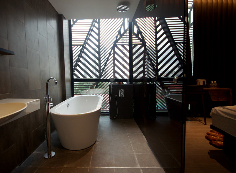 bathtub at the suite of hotel yan singapore
