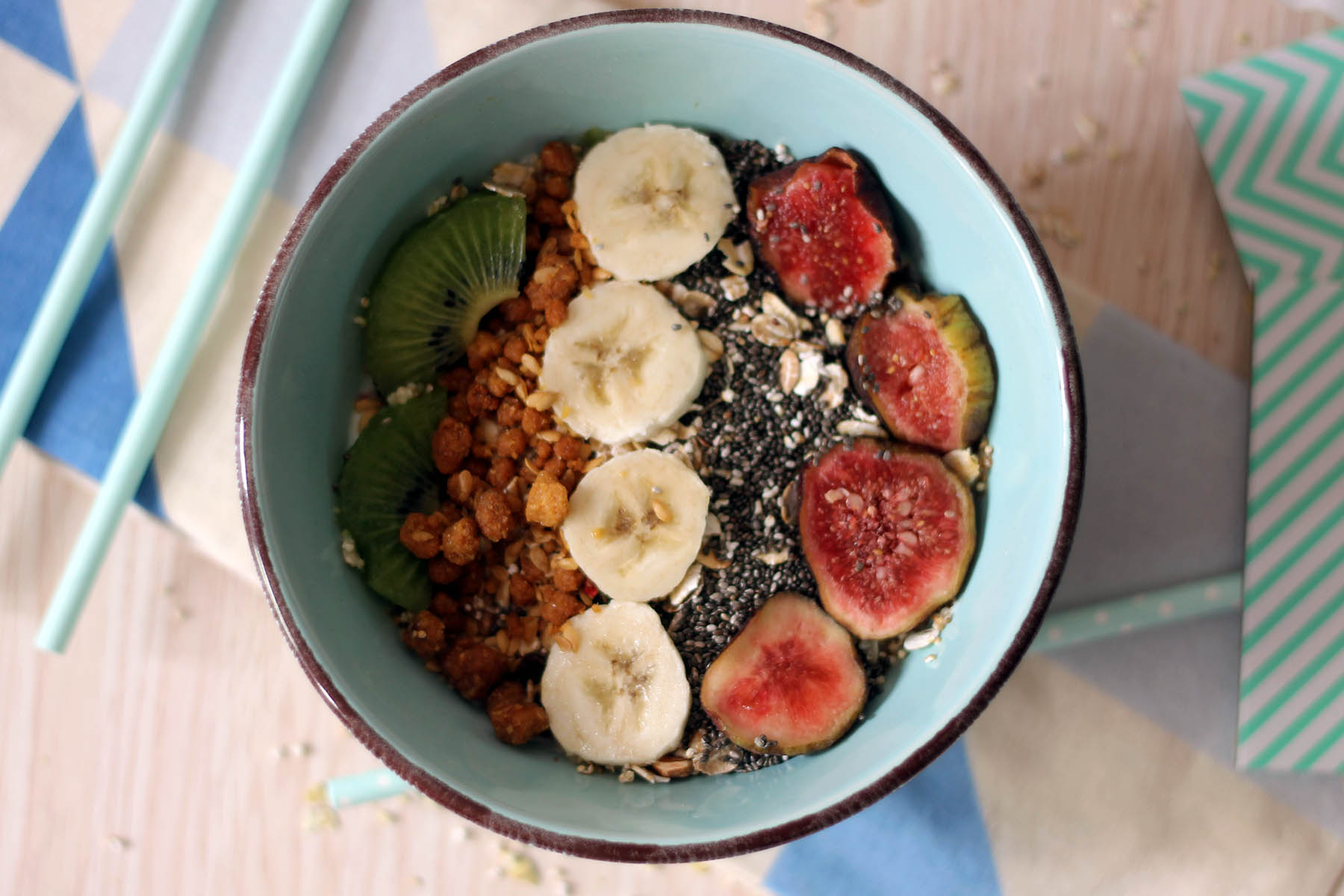 superfood-bowl-smoothie-früchte-frühstücksidee-gesund-healthy