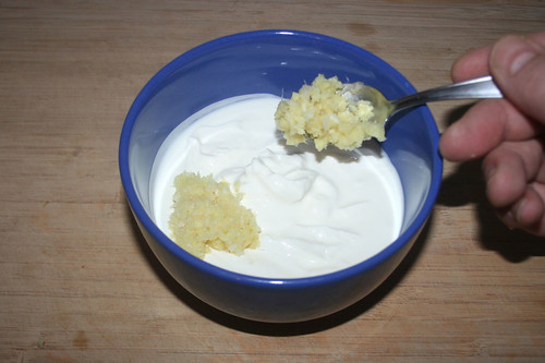 12 - Ingwer & Knoblauch zum Joghurt geben / Add ginger & garlic to yoghurt