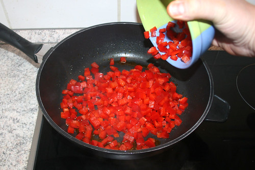35 - Paprika in Pfanne geben / Put bell pepper in pan