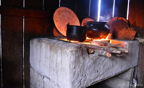 rural cocina fuego humo comal olla cazuela cazo