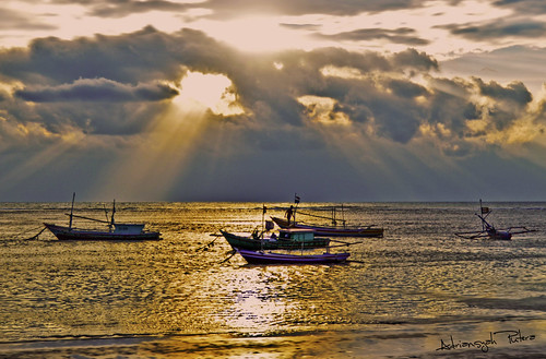 sunset beach clouds fishingboat perahu pantai senja bencoolen sunsetatthebeach bengkulu perahunelayan malabero malabro pantaimalabero