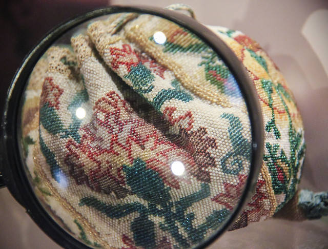 Drawstring purse made of ‘sablé’ glass beads, France, 18th century