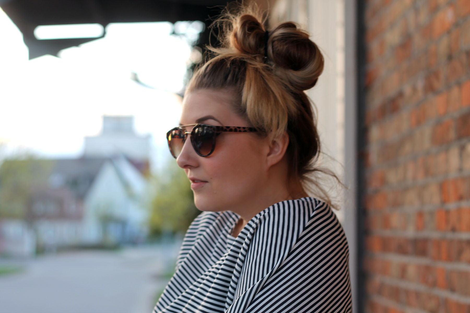 outfit-sonnenbrille-messy-bun-dutt-haare-hair-frisur-modeblog