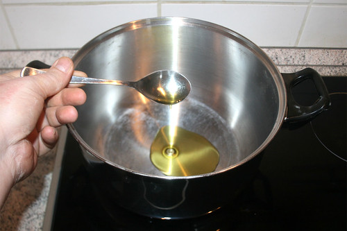 23 - Öl in Topf erhitzen / Heat up oil in pot