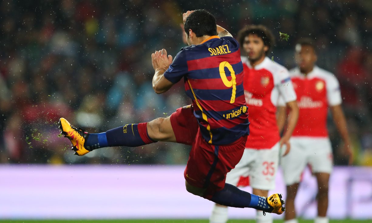 16316_ESP_Barcelona_v_ENG_Arsenal_3_1_URU_Luis_Suarez_volleys_second