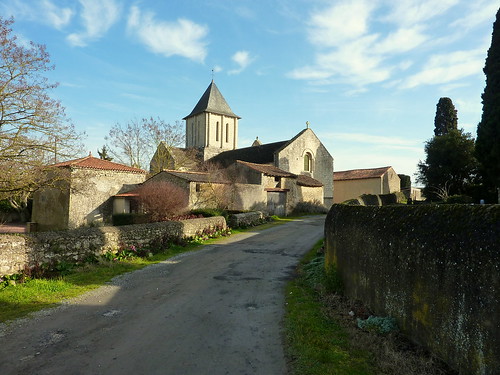 france architecture village roman église patrimoine cimetière clocher portail romane deuxsèvres