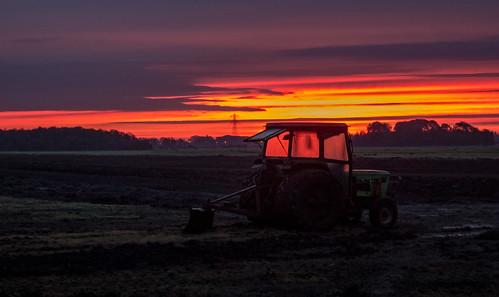 tractor field sunrise middendelfland hww nederlandvandaag windowswednesday tractorwindows