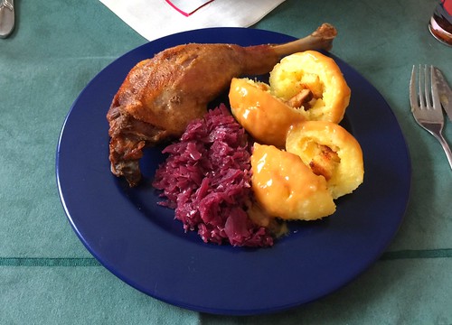 Goose leg, red cabbage & potato dumplings / Gänsekeule, Apfelrotkohl & Kartoffelklöße