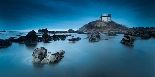 ocean blue light naturaleza luz beach portugal nature water rock azul landscape agua rocks europa europe playa paisaje bluehour roca oceano mistery misterio atlantico capilla capela largaexposicion longexpoussure