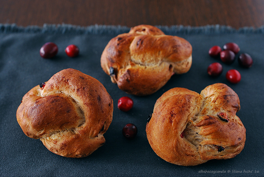 Cinnamon knots with cranberries