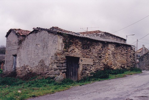 ANTES (MARZO 1999):  o forno de Vilariño das Poldras (Sandiás - Ourense) antes da súa rehabilitación.