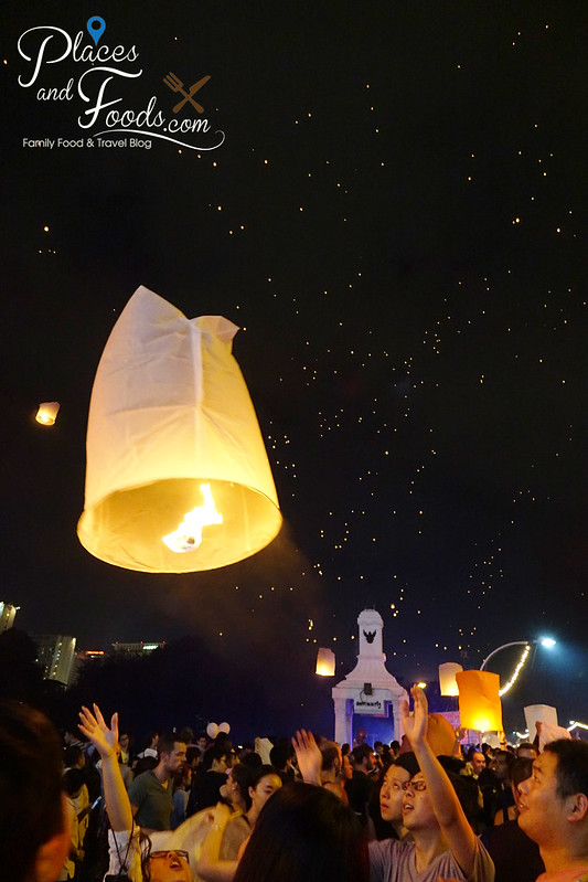 chiang mai loy krathong release sky lantern group