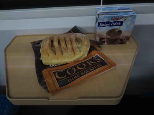 Apfeltasche von der Bäckerei Coors (Osnabrück Hbf) mit Kakao Drink als Frühstück im Zug