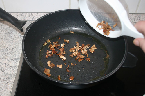 35 - Steinpilze in Pfanne geben / Put mushrooms in pan