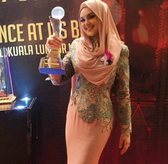 Siti Nurhaliza Terima Anugerah McMilan 2016