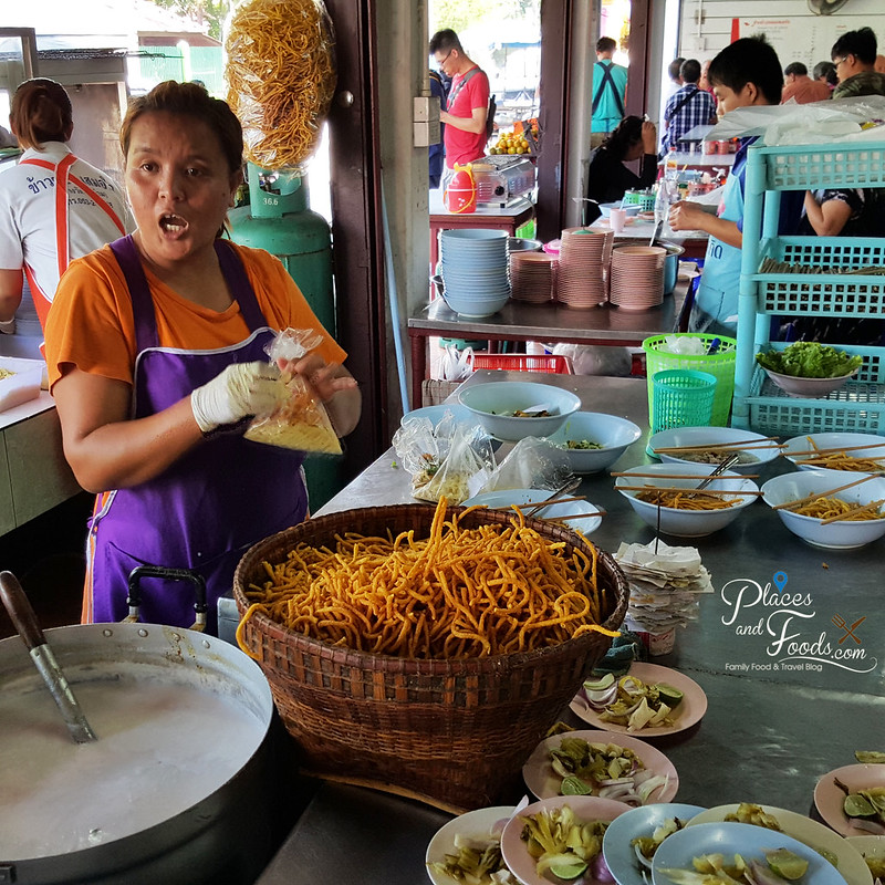 Khao Soi Samer Jai chiang mai preparing khao soi