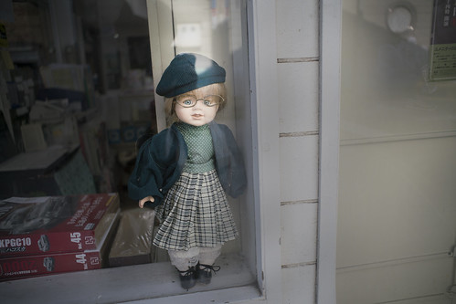 window glasses doll 人形 窓 メガネ