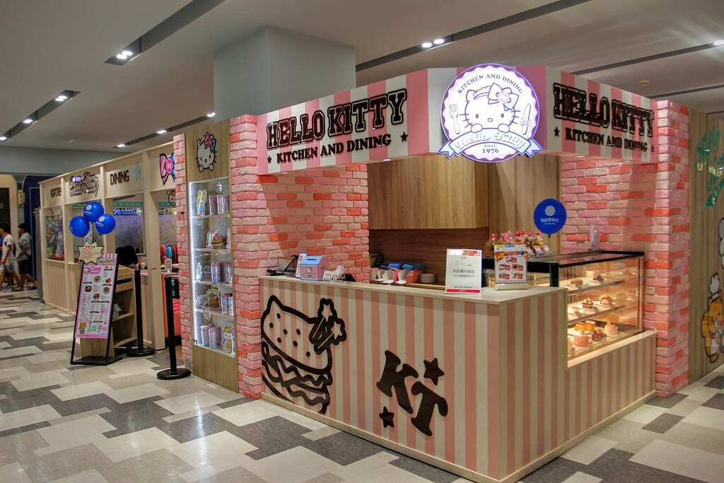 在台南夢時代3F,hello kitty 餐廳就在此,餐廳不大就是了...