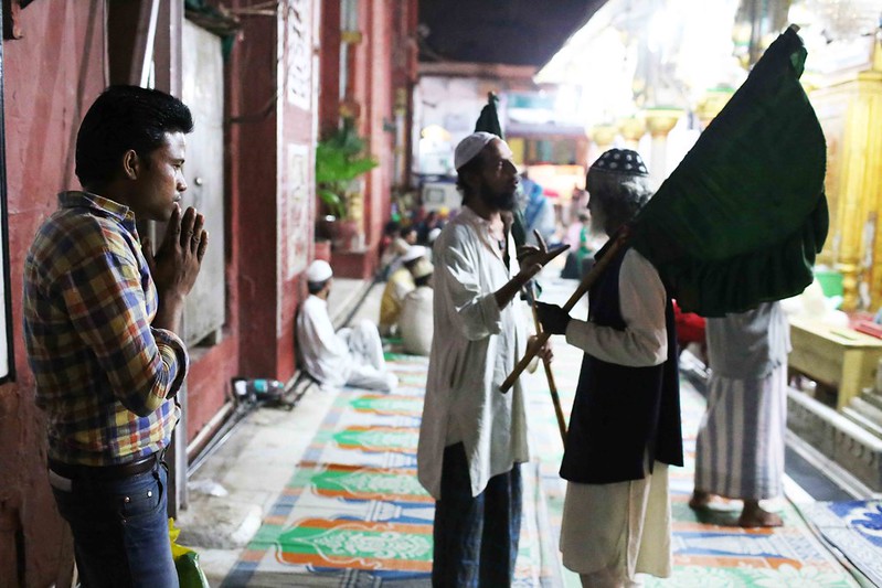 City Moment – The Solitary Man's Private Prayer, Hazrat Nizamuddin's Sufi Shrine