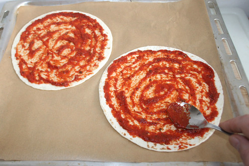 16 - Pizzasauce verteilen / Spread pizza sauce