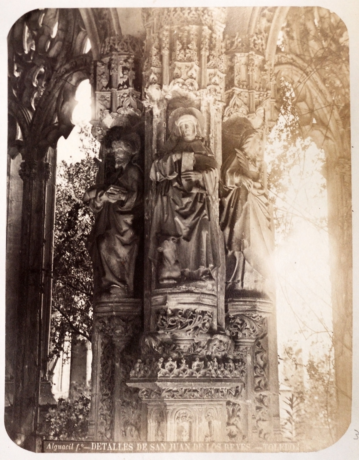 Claustro de San Juan de los Reyes en Toledo hacia 1879. Álbum de la National Gallery con fotos de Casiano Alguacil.