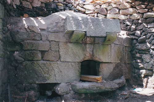 ANTES: O forno da Lavandeira durante a súa rehabilitación (Sandiás - Ourense) (Xullo 2000).