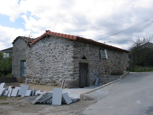 ANTES (ANO 2004): Obras de rehabilitación no forno de Vilariño das Poldras (Sandiás - Ourense)
