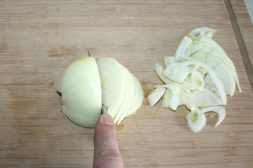 28 - Zwiebel in Ringe schneiden / Cut onion in rings