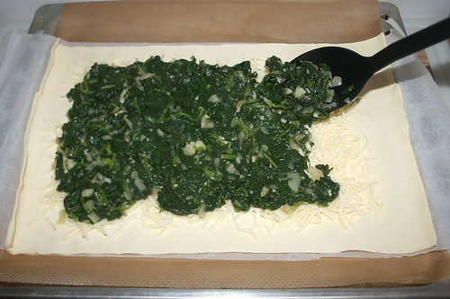 17 - Blattspinat auf Blätterteig verteilen / Spread leaf spinach on puff pastry