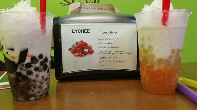 2016-Jan-27 Che-Licious - Dark 'n Delicious (left) and custom drink of aloe vera and popping boba (mango)