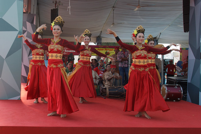 penari tradisional Indonesia