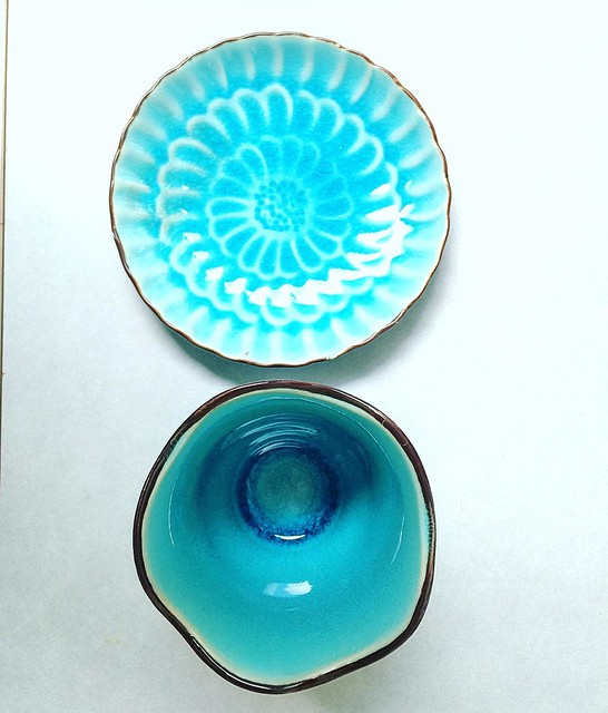 Couldn't resist buying these fun little vintage Japanese tea cups/saucer set. The color spoke to me. 😍