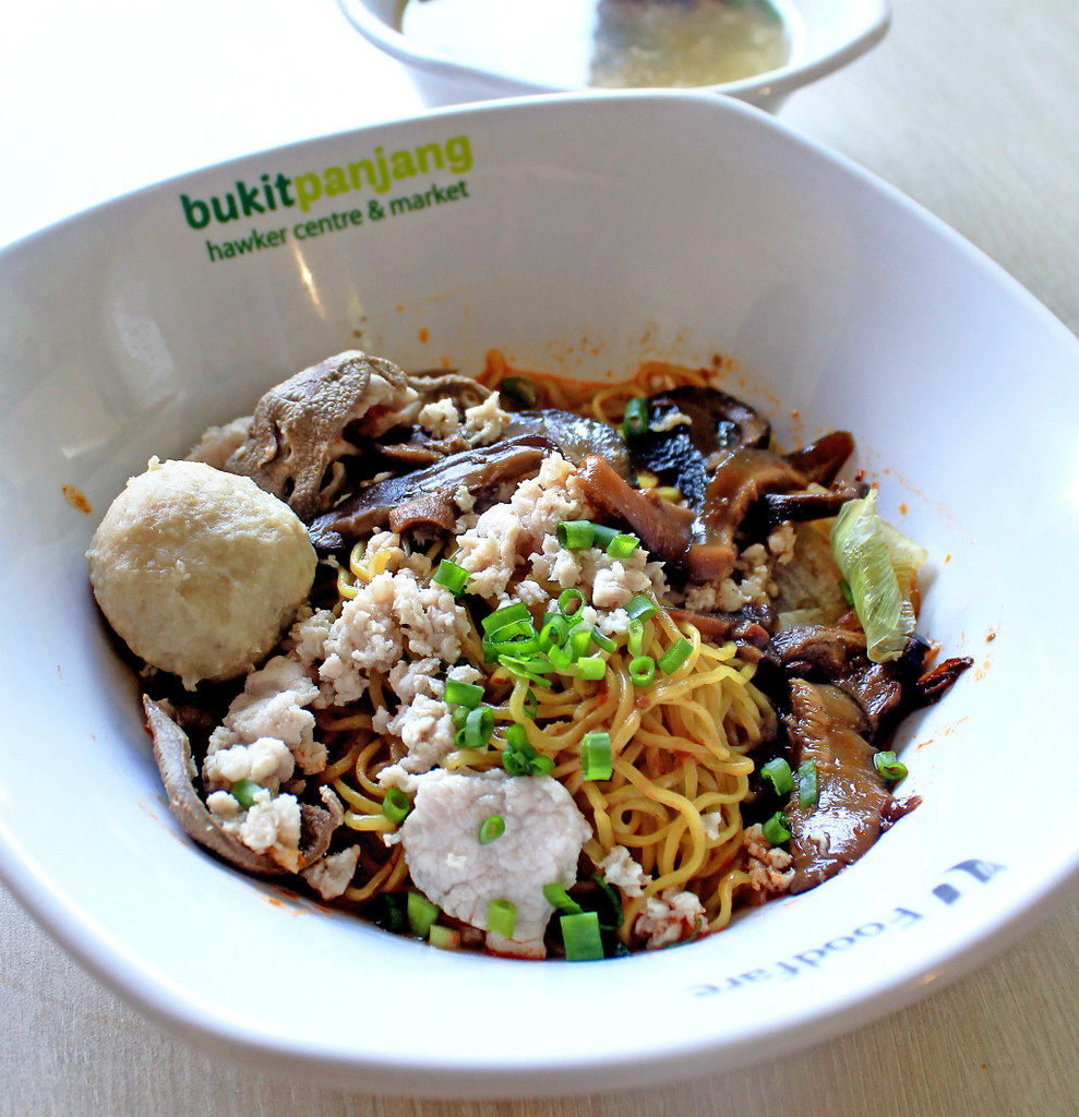 Bukit Panjang Hawker中心：您Xiang teochew面条蘑菇切碎的肉面条与汤