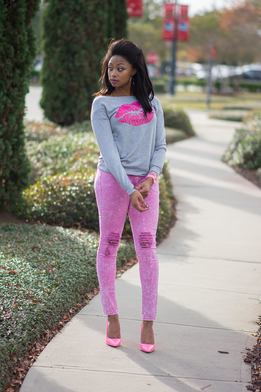 how to style pink jeans
