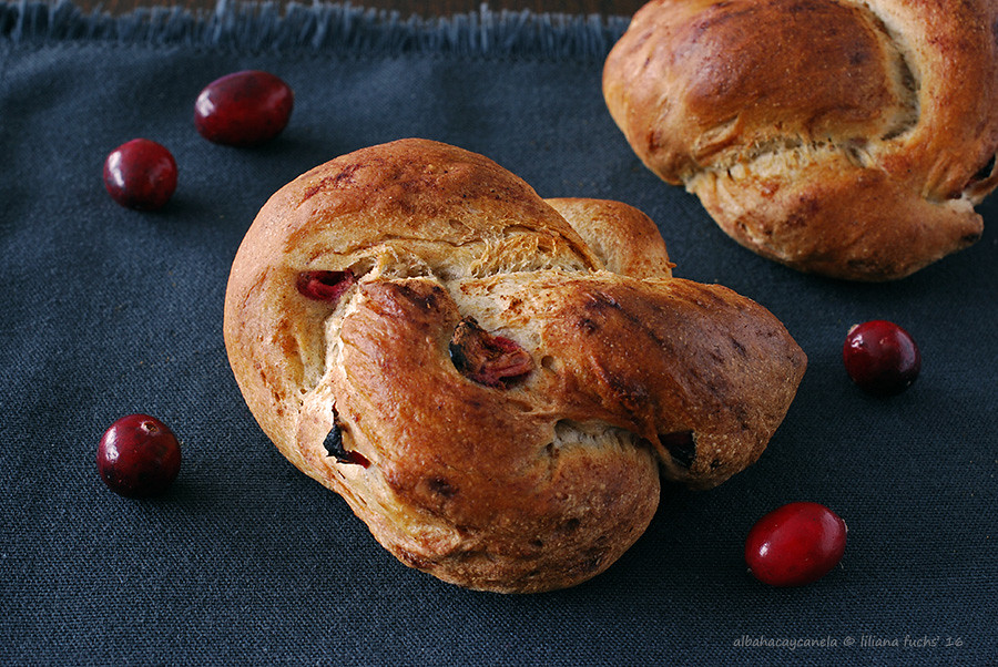 Cinnamon knots with cranberries