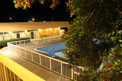 pool kentucky motel nighttime holidayinn mayfield wingfieldinn