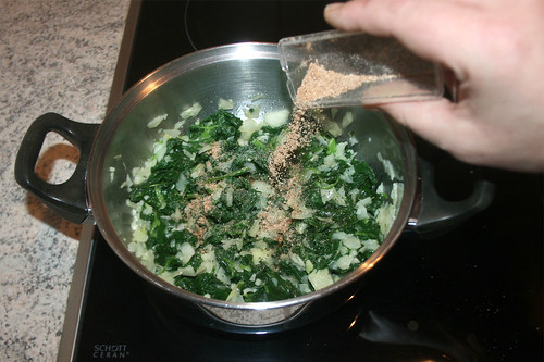 14 - Blattspinat mit Gewürzen abschmecken / Taste spinach with seasonings