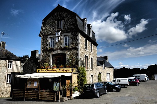 sky france clouds skyscape restaurant brittany europe bluesky historical breton côtesdarmor moncontour medievalthemed lechaudronmagique