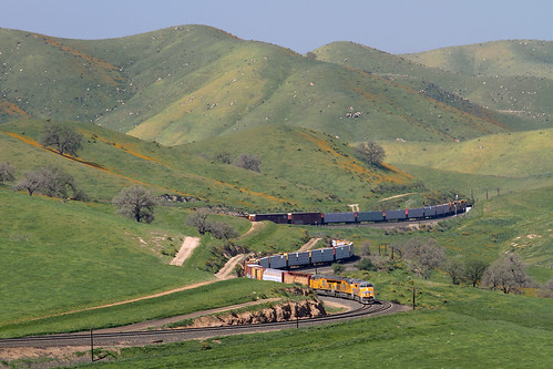 california ca railroad up train curves unionpacific locomotive ge freighttrain tehachapipass bealville newlocomotive manifestfreight et44ac et44ah