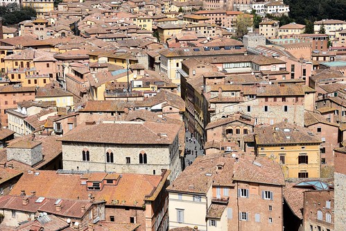 walledcities sunny sun walls photography flickr townscape piazzadicampo view ensemble pattern street coloursofthecity italia site travel medieval urban historical landscape d7200 nikon siena sienne toscane tuscany italy italie roofs worldheritage listing conservation colours cityscape brick stone tile gothic ochre yellow people pedestrian walking historic heritage saturday antena chimney windows chromatic character europe density compact panorama jacquesteller
