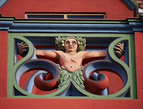 sculpture giant switzerland fly sister swiss skulptur basel balconies rathaus medusa isis schwester mairie schweitzer bâle bathomet