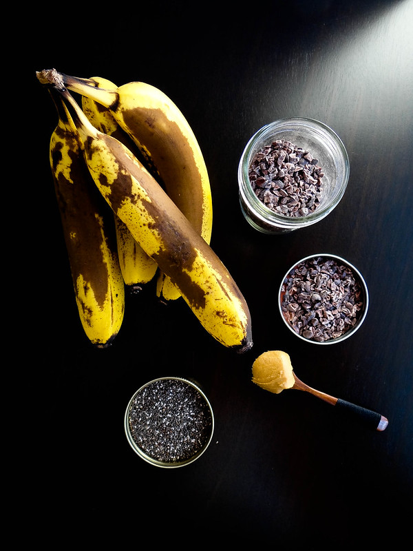 banana cacao nib smoothie // pb + chia